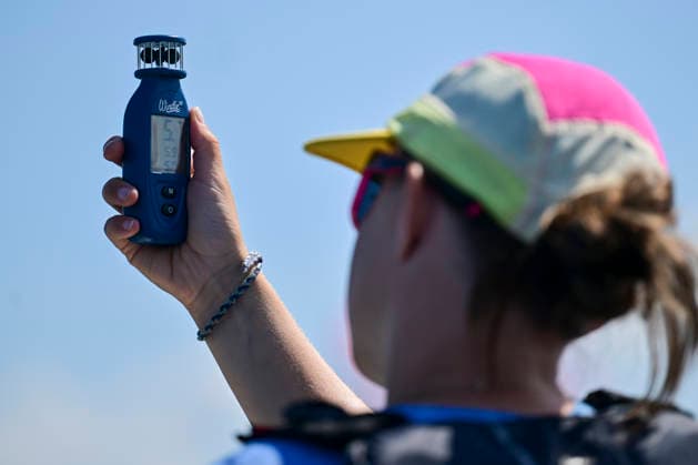 A judge measures the strength and consistency of the wind during the finals of the 29er class European Championship, EM, Europameisterschaft on Lipno Reservoir, on August 8, 2026, Cerna v Posumavi, Czech Republic. The races were affected by calm conditions. (CTKxPhoto VaclavxPancer) CTKPhotoP2026080803033  CTKPhotoP2026080803033