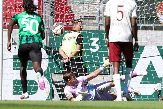 Finn Dahmen 1 (FC Augsburg) bekommt das Tor zum 0:1 per Elfmeter, FC Augsburg vs. US Sassuolo Calcio, Fussball, 1. Bundesliga, Testspiel, Saison 2026 27, 08.08.2026 Augsburg Bayern Deutschland *** Finn Dahmen scores the first goal (0-1) on a penalty kick for 1 FC Augsburg; FC Augsburg vs. US Sassuolo Calcio; Soccer; Bundesliga 1; Friendly Match; 2026-27 Season; August 8, 2026; Augsburg, Bavaria, Germany Copyright: xkolbert-press ChristianxKolbertx