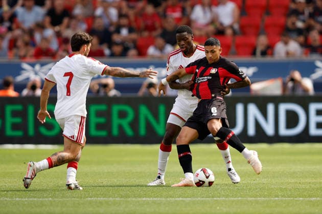 Fußball I Männer I Testspiel I Bayer 04 Leverkusen - FC Sevilla I 08.08.2026 Ezequiel Fernandez (6, Bayer 04 Leverkusen) im Zweikampf. Leverkusen BayArena Niedersachsen Deutschland *** Soccer I Men I Friendly Match I Bayer 04 Leverkusen vs. FC Sevilla I August 8, 2026 Ezequiel Fernandez 6, Bayer 04 Leverkusen in a tackle Leverkusen BayArena Lower Saxony Germany Copyright: xLobeca CedricxSiefkerx
