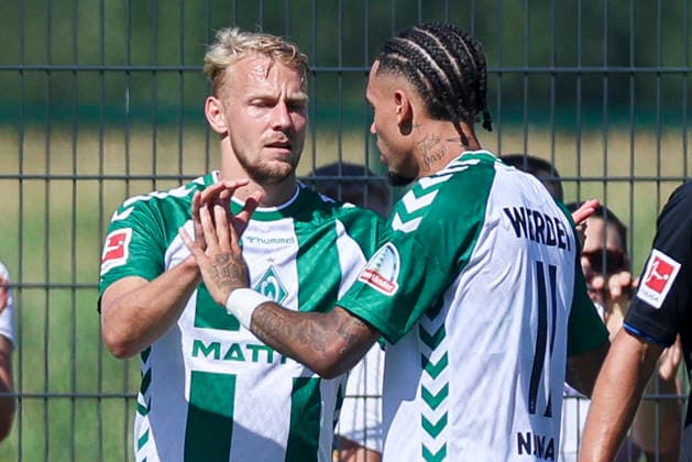 Justin Njinmah (Werder Bremen) bejubelt seinen Treffer zum 1:0 mit Marco Gruell (Werder Bremen) waehrend des Freundschaftsspiels zwischen Werder Bremen und dem SC Paderborn 07, Stadion am Oyther Berg am 08. August 2026 in Vechta, Deutschland. (Foto von Marco Steinbrenner DeFodi Images) +++ Justin Njinmah (Werder Bremen) celebrates after scoring his teams first goal with Marco Gruell (Werder Bremen) during the Friendly match between Werder Bremen and SC Paderborn 07 at Stadion am Oyther Berg on August 8, 2026 in Vechta, Germany. (Photo by Marco Steinbrenner DeFodi Images) (Photo by Marco Steinbrenner DeFodi Images) - *** Justin Njinmah of Werder Bremen celebrates his goal to make it 1–0 with Marco Gruell of Werder Bremen during the friendly match between Werder Bremen and SC Paderborn 07 at Stadion am Oyther Berg on August 8, 2026, in Vechta, Germany. Photo by Marco Steinbrenner, DeFodi Images. Justin Njinmah of Werder Bremen celebrates after scoring his team’s first goal with Marco Gruell of Werder Bremen during the friendly match between Werder Bremen and SC Paderborn 07 at Stadion am Oyther Berg on August 8, 2026 in Vechta, Germany. Photo by Marco Steinbrenner, DeFodi Images. Photo by Marco Steinbrenner, DeFodi Images.