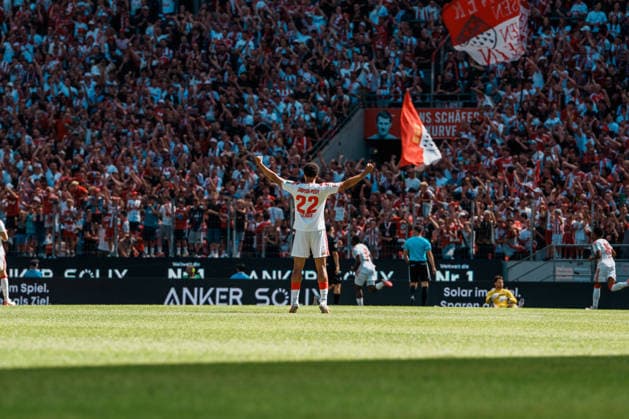 Fußball - Bundesliga, Testspiel, Saisoneröffnung 2026 2027: 1. FC Köln vs. Real Sociedad San Sebastian (Rheinenergiestadion Köln Müngersdorf), Torjubel von Jahmai Simpson-Pusey (1. FC Köln, 22) nach dem 1 : 0, Torschütze Linton Maina (1. FC Köln, 37) *** German Bundesliga, Friendly Match, 2026–2027 Season Opener: 1. FC Köln vs. Real Sociedad San Sebastián, Rheinenergiestadion, Cologne-Müngersdorf; Jahmai Simpson Pusey of 1. FC Köln celebrates a goal, 22 minutes into the match after the 1–0 lead, Goal scorer: Linton Maina, 1. FC Köln, 37 Copyright: xThiemoxRudolphx