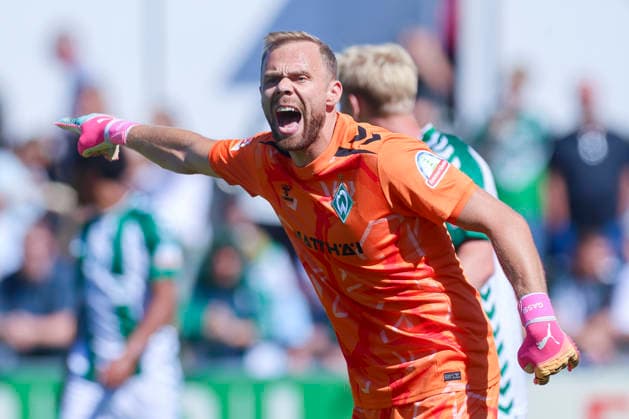 Torhueter Alexander Schlager (Werder Bremen) gestikuliert waehrend des Freundschaftsspiels zwischen Werder Bremen und dem SC Paderborn 07, Stadion am Oyther Berg am 08. August 2026 in Vechta, Deutschland. (Foto von Marco Steinbrenner DeFodi Images) +++ Torhueter Alexander Schlager (Werder Bremen) gestures during the Friendly match between Werder Bremen and SC Paderborn 07 at Stadion am Oyther Berg on August 8, 2026 in Vechta, Germany. (Photo by Marco Steinbrenner DeFodi Images) (Photo by Marco Steinbrenner DeFodi Images) - *** Goalkeeper Alexander Schlager of Werder Bremen gestures during the friendly match between Werder Bremen and SC Paderborn 07 at Stadion am Oyther Berg on August 8, 2026, in Vechta, Germany Photo by Marco Steinbrenner DeFodi Images Goalkeeper Alexander Schlager of Werder Bremen gestures during the friendly match between Werder Bremen and SC Paderborn 07 at Stadion am Oyther Berg on August 8, 2026 in Vechta, Germany Photo by Marco Steinbrenner DeFodi Images Photo by Marco Steinbrenner DeFodi Images