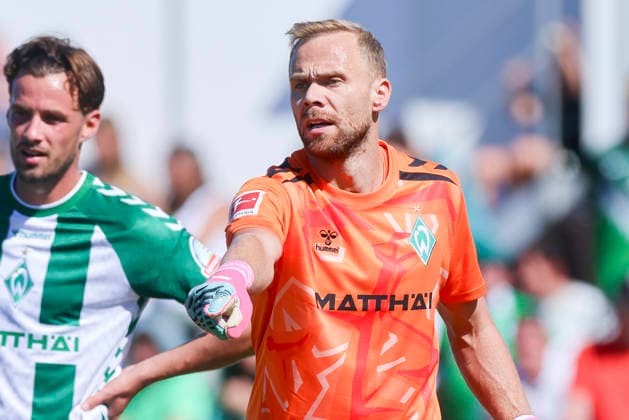 Torhueter Alexander Schlager (Werder Bremen) gestikuliert waehrend des Freundschaftsspiels zwischen Werder Bremen und dem SC Paderborn 07, Stadion am Oyther Berg am 08. August 2026 in Vechta, Deutschland. (Foto von Marco Steinbrenner DeFodi Images) +++ Torhueter Alexander Schlager (Werder Bremen) gestures during the Friendly match between Werder Bremen and SC Paderborn 07 at Stadion am Oyther Berg on August 8, 2026 in Vechta, Germany. (Photo by Marco Steinbrenner DeFodi Images) (Photo by Marco Steinbrenner DeFodi Images) - *** Goalkeeper Alexander Schlager of Werder Bremen gestures during the friendly match between Werder Bremen and SC Paderborn 07 at Stadion am Oyther Berg on August 8, 2026, in Vechta, Germany Photo by Marco Steinbrenner DeFodi Images Goalkeeper Alexander Schlager of Werder Bremen gestures during the friendly match between Werder Bremen and SC Paderborn 07 at Stadion am Oyther Berg on August 8, 2026 in Vechta, Germany Photo by Marco Steinbrenner DeFodi Images Photo by Marco Steinbrenner DeFodi Images