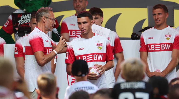 Stuttgart , VfB Stuttgart Saisoneröffnung VfB Stuttgart vs. Everton FC, v.l. Stadionsprecher Holger Laser, Bilal El Khannouss (vorn) *** Stuttgart, VfB Stuttgart Season Opener: VfB Stuttgart vs. Everton FC; from left: stadium announcer Holger Laser, Bilal El Khannouss in the foreground