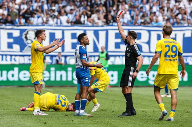 Herbert Bockhorn (1. FC Magdeburg,7) bekommt die Rote Karte - 2. Fußball Bundesliga Saison 2026-2027 1. FC Magdeburg vs Eintracht Braunschweig in der Avnet Arena in Magdeburg - Aktion,Fußball,Mann,Männer,Deutschland,08.08.2026 *** Herbert Bockhorn of 1. FC Magdeburg, No. 7, receives a red card during the 2026–2027 Bundesliga season match between 1. FC Magdeburg and Eintracht Braunschweig at the Avnet Arena in Magdeburg. Action, soccer, man,Men, Germany, August 8, 2026