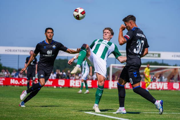 Jens Stage (Werder Bremen, 6), Stefano Marino (SC Paderborn 07, 30), Deutschland: Fussball, Saison 2026 27, erstes Testspiel des Tages, 08.08.2026, Werder Bremen vs SC Paderborn 07, Stadion am Oyther Berg (Oythe, Vechta, Niedersachsen) *** Jens Stage, Werder Bremen, 6; Stefano Marino, SC Paderborn 07, 30; German Soccer, 2026–27 Season, first friendly match of the day, August 8, 2026; Werder Bremen vs. SC Paderborn 07, Stadion am Oyther Berg, Oythe, Vechta, Lower Saxony Copyright: xLeonxFrickx