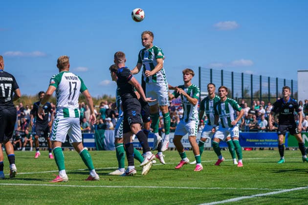 Amos Pieper (Werder Bremen, 5), Mick Schmetgens (Werder Bremen, 33), Marco Grüll (Werder Bremen, 17) beim Eckball, Deutschland: Fussball, Saison 2026 27, erstes Testspiel des Tages, 08.08.2026, Werder Bremen vs SC Paderborn 07, Stadion am Oyther Berg (Oythe, Vechta, Niedersachsen) *** Amos Pieper, Werder Bremen, 5; Mick Schmetgens, Werder Bremen, 33; Marco Grüll, Werder Bremen, 17, during a corner kick; German soccer, 2026–27 season, first friendly match of the day, August 8, 2026; Werder Bremen vs. SC Paderborn 07, Stadion am Oyther Berg, Oythe, Vechta, Lower Saxony Copyright: xLeonxFrickx
