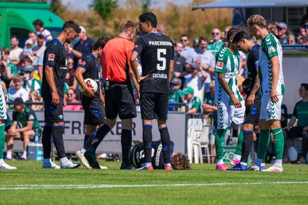 Jonah Sticker (SC Paderborn 07, 3) verletzt am Boden, Santiago Castaneda (SC Paderborn 07, 5), Stefano Marino (SC Paderborn 07, 30), Deutschland: Fussball, Saison 2026 27, erstes Testspiel des Tages, 08.08.2026, Werder Bremen vs SC Paderborn 07, Stadion am Oyther Berg (Oythe, Vechta, Niedersachsen) *** Jonah Sticker, SC Paderborn 07, No. 3, injured on the ground; Santiago Castaneda, SC Paderborn 07, No. 5, Stefano Marino, SC Paderborn 07, 30, German soccer, 2026–27 season, first friendly match of the day, August 8, 2026, Werder Bremen vs. SC Paderborn 07, Stadion am Oyther Berg, Oythe, Vechta, Lower Saxony Copyright: xLeonxFrickx