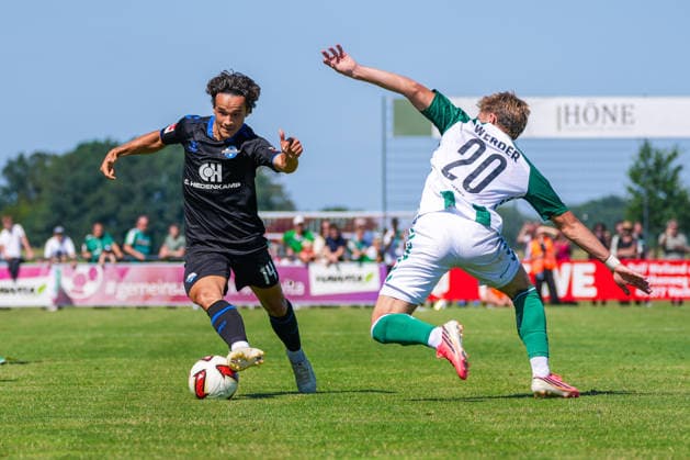 Mika Baur (SC Paderborn 07, 14), Chuki (Werder Bremen, 20), Deutschland: Fussball, Saison 2026 27, erstes Testspiel des Tages, 08.08.2026, Werder Bremen vs SC Paderborn 07, Stadion am Oyther Berg (Oythe, Vechta, Niedersachsen) *** Mika Baur, SC Paderborn 07, 14; Chuki, Werder Bremen, 20; German Soccer, 2026–27 Season, first friendly match of the day, August 8, 2026; Werder Bremen vs. SC Paderborn 07, Stadion am Oyther Berg, Oythe, Vechta, Lower Saxony Copyright: xLeonxFrickx
