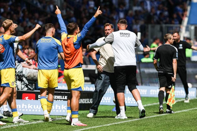 Torjubel Trainer Lars Kornetka (Eintracht Braunschweig) - Torschütze Jan Urbich (Eintracht Braunschweig,27) trifft zum 0-2 - 2. Fußball Bundesliga Saison 2026-2027 1. FC Magdeburg vs Eintracht Braunschweig in der Avnet Arena in Magdeburg - Aktion,Fußball,Mann,Männer,Deutschland,08.08.2026 *** Goal celebration: Coach Lars Kornetka, Eintracht Braunschweig; Goal scorer Jan Urbich, Eintracht Braunschweig, 27, scores to make it 0–2. 2026–2027 Bundesliga season: 1. FC Magdeburg vs. Eintracht Braunschweig at the Avnet Arena in Magdeburg. Action,soccer, man, men, Germany, August 8, 2026
