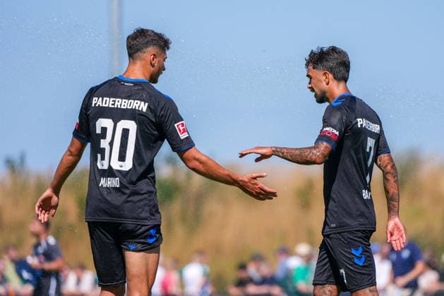 Oliver Batista Meier (SC Paderborn 07, 7), Stefano Marino (SC Paderborn 07, 30), Deutschland: Fussball, Saison 2026 27, erstes Testspiel des Tages, 08.08.2026, Werder Bremen vs SC Paderborn 07, Stadion am Oyther Berg (Oythe, Vechta, Niedersachsen) *** Oliver Batista Meier, SC Paderborn 07, 7; Stefano Marino, SC Paderborn 07, 30; German Soccer, 2026–27 Season, first friendly match of the day, August 8, 2026; Werder Bremen vs. SC Paderborn 07, Stadion am Oyther Berg, Oythe, Vechta, Lower Saxony Copyright: xLeonxFrickx