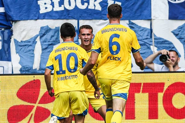 Torjubel - Torschütze Jan Urbich (M.,Eintracht Braunschweig,27) trifft zum 0-3 - 2. Fußball Bundesliga Saison 2026-2027 1. FC Magdeburg vs Eintracht Braunschweig in der Avnet Arena in Magdeburg - Aktion,Fußball,Mann,Männer,Deutschland,08.08.2026 *** Goal celebration: Goal scorer Jan Urbich (M), Eintracht Braunschweig, 27, scores to make it 0–3. 2026–2027 Bundesliga season: 1. FC Magdeburg vs. Eintracht Braunschweig at the Avnet Arena in Magdeburg. Action, soccer, man,Men, Germany, August 8, 2026
