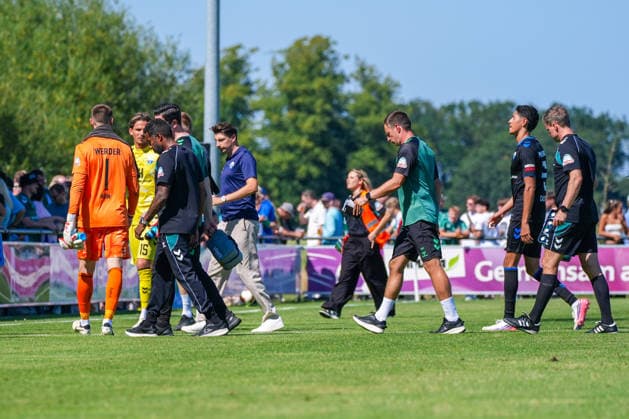 Spieler verlassen das Feld nach Abpfiff, Deutschland: Fussball, Saison 2026 27, erstes Testspiel des Tages, 08.08.2026, Werder Bremen vs SC Paderborn 07, Stadion am Oyther Berg (Oythe, Vechta, Niedersachsen) *** Players leave the field after the final whistle, German soccer, 2026–27 season, first friendly match of the day, August 8, 2026, Werder Bremen vs. SC Paderborn 07, Stadion am Oyther Berg, Oythe, Vechta, Lower Saxony Copyright: xLeonxFrickx