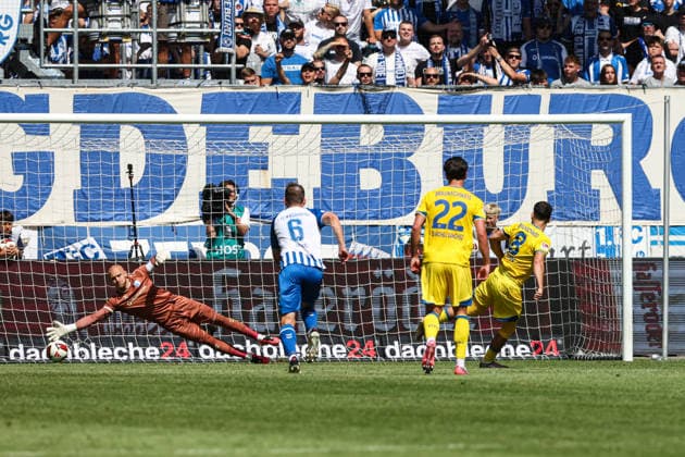 Torschütze Mehmet Aydin (Eintracht Braunschweig,8) trifft per Elfmeter zum 0-4 gegen Torwart Dominik Reimann (1. FC Magdeburg,1) - 2. Fußball Bundesliga Saison 2026-2027 1. FC Magdeburg vs Eintracht Braunschweig in der Avnet Arena in Magdeburg - Aktion,Fußball,Mann,Männer,Deutschland,08.08.2026 *** Goal scorer Mehmet Aydin of Eintracht Braunschweig (No. 8) scores on a penalty kick to make it 0–4 against goalkeeper Dominik Reimann of 1. FC Magdeburg,1–2 Bundesliga Season 2026–2027: 1. FC Magdeburg vs. Eintracht Braunschweig at the Avnet Arena in Magdeburg; Action, Soccer, Man, Men, Germany, August 8, 2026