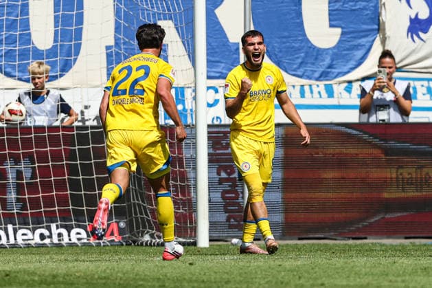Torjubel - Torschütze Mehmet Aydin (Eintracht Braunschweig,8) trifft per Elfmeter zum 0-4 - 2. Fußball Bundesliga Saison 2026-2027 1. FC Magdeburg vs Eintracht Braunschweig in der Avnet Arena in Magdeburg - Aktion,Fußball,Mann,Männer,Deutschland,08.08.2026 *** Goal celebration: Scorer Mehmet Aydin of Eintracht Braunschweig, No. 8, scores on a penalty kick to make it 0–4. 2026–2027 Bundesliga season: 1. FC Magdeburg vs. Eintracht Braunschweig at the Avnet Arena in Magdeburg. Action, soccer, man,Men, Germany, August 8, 2026