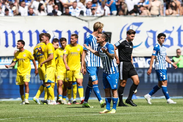 Baris Atik (1. FC Magdeburg,23) - Torschütze Mehmet Aydin (Eintracht Braunschweig,8) trifft per Elfmeter zum 0-4 - 2. Fußball Bundesliga Saison 2026-2027 1. FC Magdeburg vs Eintracht Braunschweig in der Avnet Arena in Magdeburg - Aktion,Fußball,Mann,Männer,Deutschland,08.08.2026 *** Baris Atik, 1. FC Magdeburg,23 Goal scorer Mehmet Aydin, Eintracht Braunschweig, scores on a penalty kick to make it 0–4 in the 2026–2027 Bundesliga season: 1 FC Magdeburg vs. Eintracht Braunschweig at the Avnet Arena in Magdeburg. Action, soccer, man,Men, Germany, August 8, 2026