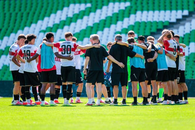 Die Mannschaft von VfB Stuttgart II steht im Mannschaftskreis zusammen und jubelt nach Spielende ueber den 2:3 Sieg GER, TSV Havelse 1912 vs. VfB Stuttgart II, Fussball, 3. Liga, 1. Spieltag, Spielzeit 2026 2027, 08.08.2026 DFL Regulations prohibit any use of photographers as image sequences and or quasi-video. GER, TSV Havelse 1912 vs. VfB Stuttgart II, Fussball, 3. Liga, 1. Spieltag, Spielzeit 2026 2027, 08.08.2026 Hannover *** The VfB Stuttgart II team stands together in a huddle and celebrates their 2–3 victory after the final whistle. GER, TSV Havelse 1912 vs. VfB Stuttgart II, Soccer, 3. Liga, Matchday 1, 2026–2027 season, August 8, 2026 DFL regulations prohibit the use of photographs as image sequences and or quasi-video GER, TSV Havelse 1912 vs. VfB Stuttgart II, soccer, 3rd League, Matchday 1, 2026–2027 season, August 8, 2026, Hanover Copyright: xEibner-Pressefoto JanxRollingerx EP_JSK