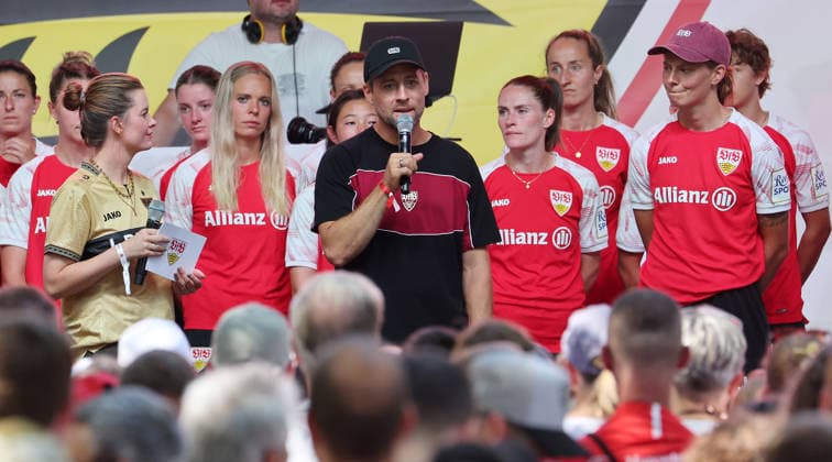Stuttgart , VfB Stuttgart Saisoneröffnung VfB Stuttgart vs. Everton FC, Trainer Nico Schneck (am Mikrofon) *** Stuttgart, VfB Stuttgart Season Opener: VfB Stuttgart vs. Everton FC, Coach Nico Schneck at the microphone