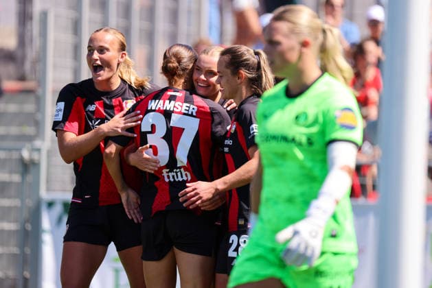 Leverkusen, Deutschland: 08.08.2026 - Saisoneröffnung Testspiel - Bayer Leverkusen Frauen vs. Feyenoord Rotterdam Frauen Im Bild: Torschützin Cornelia Kramer (Leverkusen), mittig im Bild, macht das Tor zum 1:0 für Leverkusen und jubelt mit ihren Mannschaftskolleginnen *** Leverkusen, Germany, August 8, 2026 Season opener: Friendly match between Bayer Leverkusen Women and Feyenoord Rotterdam Women. Pictured: Goal scorer Cornelia Kramer of Leverkusen, center, scores the 1–0 goal for Leverkusen and celebrates with her teammates. Copyright: HMBxMedia MadeleinexFantini