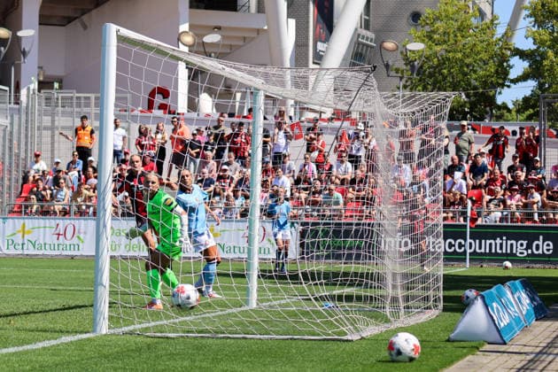 Leverkusen, Deutschland: 08.08.2026 - Saisoneröffnung Testspiel - Bayer Leverkusen Frauen vs. Feyenoord Rotterdam Frauen Im Bild: v.li. Torschützin Cornelia Kramer (Leverkusen) macht das Tor zum 2:0 für Leverkusen (Ball rollt ins Tor) *** Leverkusen, Germany, August 8, 2026 Season opener: Friendly match between Bayer Leverkusen Women and Feyenoord Rotterdam Women. Pictured, from left: Goal scorer Cornelia Kramer of Leverkusen scores the goal to make it 2–0 for Leverkusen; the ball rolls into the goal. Copyright: HMBxMedia MadeleinexFantini