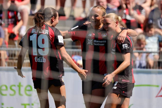 Leverkusen, Deutschland: 08.08.2026 - Saisoneröffnung Testspiel - Bayer Leverkusen Frauen vs. Feyenoord Rotterdam Frauen Im Bild: v.li. die Dritte Torschützin Cornelia Kramer (Leverkusen) macht das Tor zum 2:0 für Leverkusen und jubelt mit Loreen Bender (Leverkusen) und Lobke Loonen (Leverkusen) *** Leverkusen, Germany, August 8, 2026 Season Opener Friendly Match: Bayer Leverkusen Women vs. Feyenoord Rotterdam Women Pictured from left: Third goal scorer Cornelia Kramer of Leverkusen scores the goal to make it 2–0 for Leverkusen and celebrates with Loreen Bender of Leverkusen and Lobke Loonen of Leverkusen Copyright: HMBxMedia MadeleinexFantini