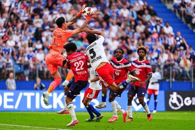 Berke Özer (OSC Lille, 01), Tiago Santos (OSC Lille, 22), Martin Adeline (Hamburger SV, 05) GER, Hamburger SV vs. OSC Lille, Fußball, Testspiel, Saison 2026 2027, 08.08.2026 GER, Hamburger SV vs. OSC Lille, Fußball, Testspiel, Saison 2026 2027, 08.08.2026 Hamburg *** Berke Özer, OSC Lille, 01; Tiago Santos, OSC Lille, 22; Martin Adeline, Hamburger SV, 05 GER; Hamburger SV vs. OSC Lille, soccer, friendly match, 2026–2027 season, August 8, 2026 GER, Hamburger SV vs. OSC Lille, soccer, friendly match, 2026–2027 season, August 8, 2026, Hamburg Copyright: xEibner-Pressefoto MarcelxvonxFehrnx EP_MFN