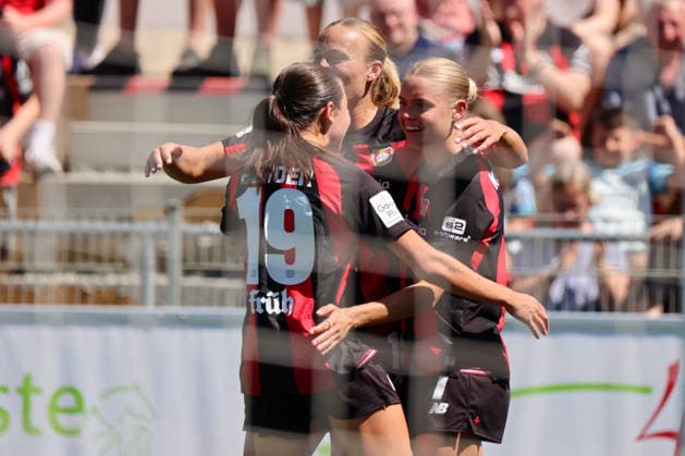Leverkusen, Deutschland: 08.08.2026 - Saisoneröffnung Testspiel - Bayer Leverkusen Frauen vs. Feyenoord Rotterdam Frauen Im Bild: v.li. die Dritte Torschützin Cornelia Kramer (Leverkusen) macht das Tor zum 2:0 für Leverkusen und jubelt mit Loreen Bender (Leverkusen) und Lobke Loonen (Leverkusen) *** Leverkusen, Germany, August 8, 2026 Season Opener Friendly Match: Bayer Leverkusen Women vs. Feyenoord Rotterdam Women Pictured from left: Third goal scorer Cornelia Kramer of Leverkusen scores the goal to make it 2–0 for Leverkusen and celebrates with Loreen Bender of Leverkusen and Lobke Loonen of Leverkusen Copyright: HMBxMedia MadeleinexFantini