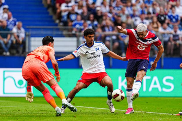 Berke Özer (OSC Lille, 01), Martin Adeline (Hamburger SV, 05), Romain Perraud (OSC Lille, 15) GER, Hamburger SV vs. OSC Lille, Fußball, Testspiel, Saison 2026 2027, 08.08.2026 GER, Hamburger SV vs. OSC Lille, Fußball, Testspiel, Saison 2026 2027, 08.08.2026 Hamburg *** Berke Özer, OSC Lille, 01; Martin Adeline, Hamburger SV, 05; Romain Perraud, OSC Lille, 15 GER; Hamburger SV vs. OSC Lille, Soccer, Friendly Match, 2026–2027 Season, August 8, 2026 GER, Hamburger SV vs. OSC Lille, soccer, friendly match, 2026–2027 season, August 8, 2026, Hamburg Copyright: xEibner-Pressefoto MarcelxvonxFehrnx EP_MFN