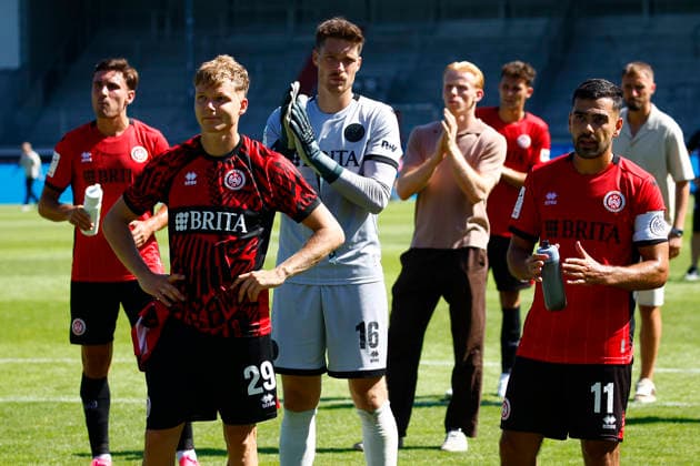 08.08.2026, xavx, Fussball 3.Liga, SV Wehen Wiesbaden - Preußen Münster v.l. Philipp Hercher (SV Wehen Wiesbaden), Torwart Florian Stritzel (SV Wehen Wiesbaden), Tarik Gözüsirin (SV Wehen Wiesbaden) enttaeuscht, enttaeuscht schauend, dissapointed (DFL DFB REGULATIONS PROHIBIT ANY USE OF PHOTOGRAPHS as IMAGE SEQUENCES and or QUASI-VIDEO) Wiesbaden *** August 8, 2026, xavx, Soccer 3rd Division, SV Wehen Wiesbaden vs. Preußen Münster, Philipp Hercher (SV Wehen Wiesbaden), Goalkeeper Florian Stritzel, SV Wehen Wiesbaden; Tarik Gözüsirin, SV Wehen Wiesbaden, looking disappointed, disappointed DFL DFB REGULATIONS PROHIBIT ANY USE OF PHOTOGRAPHS as IMAGE SEQUENCES and or QUASI-VIDEO Wiesbaden