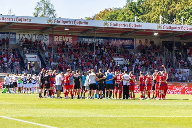 Die Mannschaften nach dem Spiel im Kreis Freude und Trauer, GER, 1.FC Heidenheim vs. VfL Osnabrueck, Fussball, 2. Bundesliga, 01. Spieltag, Spielzeit 2026 2027, 08.08.2026, DFL DFB REGULATIONS PROHIBIT ANY USE OF PHOTOGRAPHS AS IMAGE SEQUENCES AND OR QUASI-VIDEO, GER, 1.FC Heidenheim vs. VfL Osnabrueck, Fussball, 2. Bundesliga, 01. Spieltag, Spielzeit 2026 2027, 08.08.2026 Heidenheim *** The teams gathered in a circle of joy and sorrow after the game, GER, 1. FC Heidenheim vs. VfL Osnabrück, soccer, 2. Bundesliga, Matchday 1, 2026–2027 season, August 8, 2026, DFL and DFB regulations prohibit any use of photographs as image sequences and or quasi-video, GER, 1 FC Heidenheim vs. VfL Osnabrück, Soccer, 2. Bundesliga, Matchday 1, 2026–2027 Season, August 8, 2026, Heidenheim Copyright: xEibner-Pressefoto JanixPlessx EP_JPL