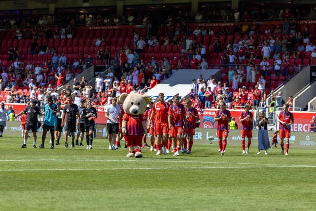 Das Team auf dem Weg nach dem Spiel zu den Fans mit Paule, GER, 1.FC Heidenheim vs. VfL Osnabrueck, Fussball, 2. Bundesliga, 01. Spieltag, Spielzeit 2026 2027, 08.08.2026, DFL DFB REGULATIONS PROHIBIT ANY USE OF PHOTOGRAPHS AS IMAGE SEQUENCES AND OR QUASI-VIDEO, GER, 1.FC Heidenheim vs. VfL Osnabrueck, Fussball, 2. Bundesliga, 01. Spieltag, Spielzeit 2026 2027, 08.08.2026 Heidenheim *** The team heading toward the fans after the game with Paule, GER, 1 FC Heidenheim vs. VfL Osnabrück, soccer, 2. Bundesliga, Matchday 1, 2026–2027 season, August 8, 2026, DFL and DFB regulations prohibit any use of photographs as image sequences and or quasi-video, GER, 1 FC Heidenheim vs. VfL Osnabrück, soccer, 2. Bundesliga, Matchday 1, 2026–2027 Season, August 8, 2026, Heidenheim Copyright: xEibner-Pressefoto JanixPlessx EP_JPL