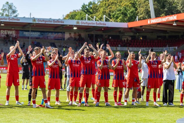 Die Mannschaft rund um Patrick Mainka (1.FC Heidenheim, 06) feiert mit den Ultras Fans, GER, 1.FC Heidenheim vs. VfL Osnabrueck, Fussball, 2. Bundesliga, 01. Spieltag, Spielzeit 2026 2027, 08.08.2026, DFL DFB REGULATIONS PROHIBIT ANY USE OF PHOTOGRAPHS AS IMAGE SEQUENCES AND OR QUASI-VIDEO, GER, 1.FC Heidenheim vs. VfL Osnabrueck, Fussball, 2. Bundesliga, 01. Spieltag, Spielzeit 2026 2027, 08.08.2026 Heidenheim *** The team led by Patrick Mainka, 1 FC Heidenheim, 06, celebrates with the Ultras fans, GER, 1 FC Heidenheim vs. VfL Osnabrück, soccer, 2. Bundesliga, Matchday 01, 2026–2027 season, August 8, 2026, DFL and DFB regulations prohibit any use of photographs as image sequences and or quasi-video, GER, 1 FC Heidenheim vs. VfL Osnabrück, soccer, 2. Bundesliga, Matchday 1, 2026–2027 Season, August 8, 2026, Heidenheim Copyright: xEibner-Pressefoto JanixPlessx EP_JPL