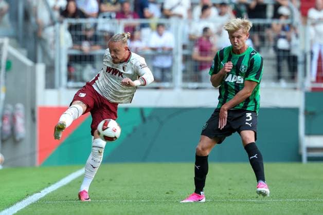 im Zweikampf, Aktion, mit Marius Wolf 27 (FC Augsburg), Thomas Josh Doig 3 (US Sassuolo Calcio), FC Augsburg vs. US Sassuolo Calcio, Fussball, 1. Bundesliga, Testspiel, Saison 2026 27, 08.08.2026 Augsburg Bayern Deutschland *** One-on-one, Action, featuring Marius Wolf (27, FC Augsburg) and Thomas Josh Doig (3, US Sassuolo Calcio), FC Augsburg vs. US Sassuolo Calcio, Soccer, Bundesliga 1, Friendly Match, 2026–27 Season, August 8, 2026, Augsburg, Bavaria, Germany Copyright: xkolbert-press ChristianxKolbertx