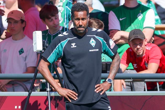 Trainer Daniel Thioune (Werder Bremen) schaut enttaeuscht waehrend des Freundschaftsspiels zwischen Werder Bremen und dem SC Paderborn 07, Stadion am Oyther Berg am 08. August 2026 in Vechta, Deutschland. (Foto von Marco Steinbrenner DeFodi Images) +++ Trainer Daniel Thioune (Werder Bremen) looks dejected during the Friendly match between Werder Bremen and SC Paderborn 07 at Stadion am Oyther Berg on August 8, 2026 in Vechta, Germany. (Photo by Marco Steinbrenner DeFodi Images) (Photo by Marco Steinbrenner DeFodi Images) - *** Werder Bremen coach Daniel Thioune looks disappointed during the friendly match between Werder Bremen and SC Paderborn 07 at Stadion am Oyther Berg on August 8, 2026, in Vechta, Germany Photo by Marco Steinbrenner DeFodi Images Coach Daniel Thioune of Werder Bremen looks dejected during the friendly match between Werder Bremen and SC Paderborn 07 at Stadion am Oyther Berg on August 8, 2026 in Vechta, Germany Photo by Marco Steinbrenner DeFodi Images Photo by Marco Steinbrenner DeFodi Images