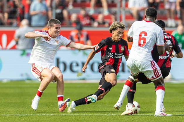 Oso (Sevilla FC) und Montrell Culbreath (Bayer 04 Leverkusen) battle for the ball during the pre-season friendly match between Bayer 04 Leverkusen and Sevilla FC at BayArena on August 8, 2026 in Leverkusen, Germany. (Photo by Mario Hommes DeFodi Images) - *** Oso Sevilla FC and Montrell Culbreath of Bayer 04 Leverkusen battle for the ball during the preseason friendly match between Bayer 04 Leverkusen and Sevilla FC at BayArena on August 8, 2026, in Leverkusen, Germany. Photo by Mario Hommes, DeFodi Images