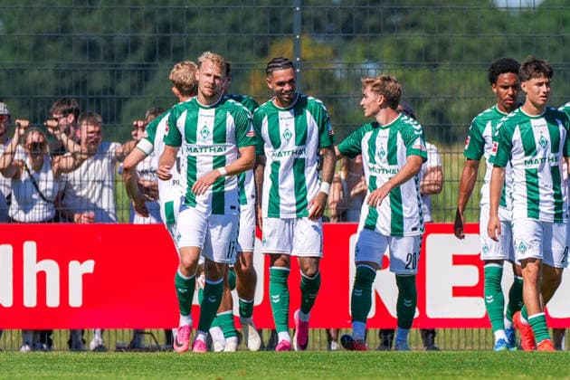 Werder Bremen bejubelt das Tor zum 1:0 durch Justin Njinmah (Werder Bremen, 11), Freude, Emotionen, Jubel, Deutschland: Fussball, Saison 2026 27, zweites Testspiel des Tages, 08.08.2026, Werder Bremen vs SC Paderborn 07, Stadion am Oyther Berg (Oythe, Vechta, Niedersachsen) *** Werder Bremen celebrates Justin Njinmah s goal to make it 1–0. Werder Bremen, 11, joy, emotions, celebration, German soccer, 2026–27 season, second friendly match of the day, August 8, 2026, Werder Bremen vs. SC Paderborn 07, Stadion am Oyther Berg, Oythe, Vechta, Lower Saxony Copyright: xLeonxFrickx