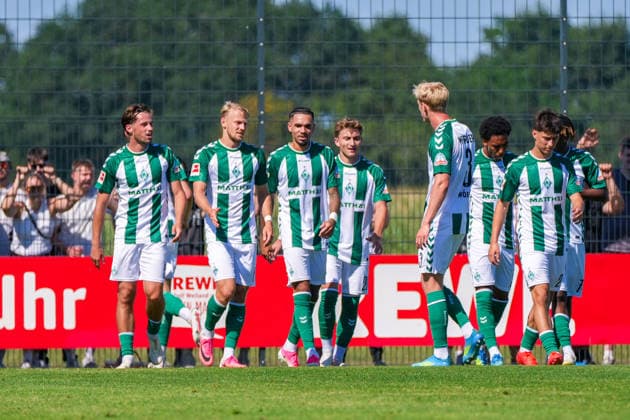 Werder Bremen bejubelt das Tor zum 1:0 durch Justin Njinmah (Werder Bremen, 11), Freude, Emotionen, Jubel, Deutschland: Fussball, Saison 2026 27, zweites Testspiel des Tages, 08.08.2026, Werder Bremen vs SC Paderborn 07, Stadion am Oyther Berg (Oythe, Vechta, Niedersachsen) *** Werder Bremen celebrates Justin Njinmah s goal to make it 1–0. Werder Bremen, 11, joy, emotions, celebration, German soccer, 2026–27 season, second friendly match of the day, August 8, 2026, Werder Bremen vs. SC Paderborn 07, Stadion am Oyther Berg, Oythe, Vechta, Lower Saxony Copyright: xLeonxFrickx