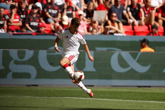 Fußball I Männer I Testspiel I Bayer 04 Leverkusen - FC Sevilla I 08.08.2026 Sierra (30, FC Sevilla) Nimmt den Ball perfekt an. Leverkusen BayArena Niedersachsen Deutschland *** Soccer I Men I Friendly Match I Bayer 04 Leverkusen vs. FC Sevilla I August 8, 2026 Sierra 30, FC Sevilla makes a perfect first touch at Leverkusen s BayArena in Lower Saxony, Germany Copyright: xLobeca CedricxSiefkerx