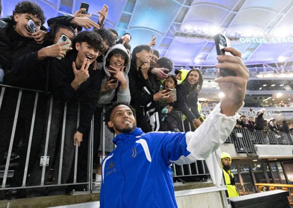 SOCCER JUVENTUS INTER, Juventus player Lloyd Kelly interacts with fans following the soccer exhibition match between Juventus and Inter Milan at Optus Stadium in Perth, Saturday, August, 8, 2026. ( NO ARCHIVING PERTH WESTERN AUSTRALIA AUSTRALIA  Copyright: xINGOxBURKHARDTx 20260809173521632200