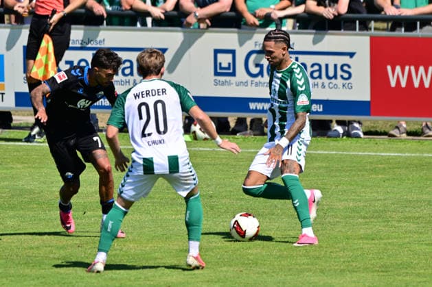 08.08.2026, GER, Freundschaftsspiel SV Werder Bremen vs Paderborn Fussball, Saison 2026 2027), 1.FBL Justin Njinmah (SV Werder Bremen 11); Chuki (Werder Bremen 20); Oliver Batista Meier (SC Paderborn 07 07) Oythe Stadion am Oyther Berg Niedersachsen Deutschland *** August 8, 2026, GER, Friendly Match: SV Werder Bremen vs. Paderborn, 2026–2027 Season, 1 FBL Justin Njinmah SV Werder Bremen 11 Chuki Werder Bremen 20 Oliver Batista Meier SC Paderborn 07 07 Oythe Stadium on Oyther Berg Lower Saxony Germany Copyright: xnordphotoxGmbHx xKFOTOx