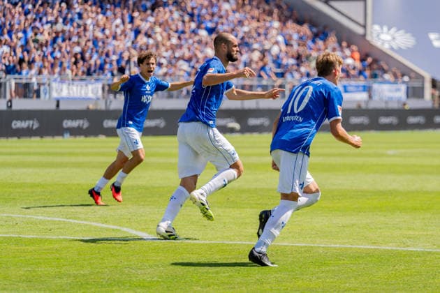 Jubel zum Tor zum 2:2 durch Aleksandar Vukotic (SV Darmstadt 98, 20), v.l. Manolo Merx (SV Darmstadt 98, 48), Nicolas Verkooijen (SV Darmstadt 98, 10), GER, SV Darmstadt 98 vs. Holstein Kiel, Fussball, 2. Bundesliga, 1. Spieltag, Saison 2026 2027, 08.08.2026, DFL REGULATIONS PROHIBIT ANY USE OF PHOTOGRAPHS AS IMAGE SEQUENCES AND OR QUASI-VIDEO, GER, SV Darmstadt 98 vs. Holstein Kiel, Fussball, 2. Bundesliga, 1. Spieltag, Saison 2026 2027, 08.08.2026 Darmstadt *** Celebration following Aleksandar Vukotic s goal to make it 2–2 for SV Darmstadt 98, 20, from left: Manolo Merx, SV Darmstadt 98, 48, Nicolas Verkooijen, SV Darmstadt 98, 10, GER, SV Darmstadt 98 vs. Holstein Kiel, Soccer, 2. Bundesliga, Matchday 1, 2026–2027 season, August 8, 2026, DFL regulations prohibit any use of photographs as image sequences and or quasi-video, GER, SV Darmstadt 98 vs. Holstein Kiel, soccer, 2. Bundesliga, Matchday 1, 2026–2027 season, August 8, 2026, Darmstadt Copyright: xEibner-Pressefoto J-NxGroemlingx EP_JGG