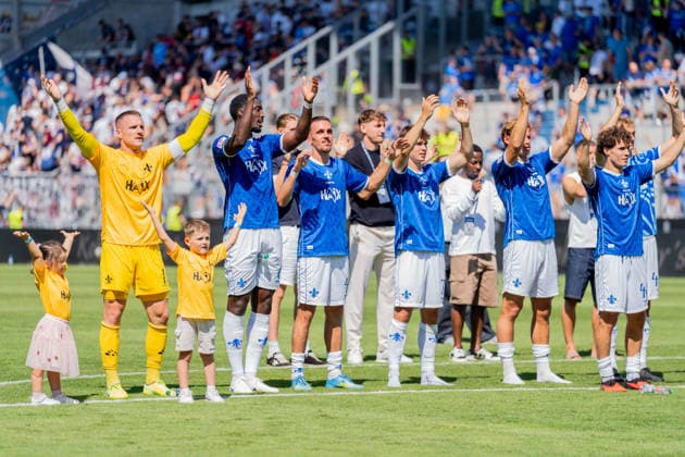 Mannschaft von SV Darmstadt 98 vor den eigenen Fans nach dem Schlusspfiff, v.l. Marcel Schuhen (SV Darmstadt 98, 01), Patric Pfeiffer (SV Darmstadt 98, 06), Lance Duijvestijn (SV Darmstadt 98, 41), Matej Maglica (SV Darmstadt 98, 05), Noah Weisshaupt (SV Darmstadt 98, 07), Merveille Papela (SV Darmstadt 98, 21), Fynn-Luca Lakenmacher (SV Darmstadt 98, 19), Manolo Merx (SV Darmstadt 98, 48), GER, SV Darmstadt 98 vs. Holstein Kiel, Fussball, 2. Bundesliga, 1. Spieltag, Saison 2026 2027, 08.08.2026, DFL REGULATIONS PROHIBIT ANY USE OF PHOTOGRAPHS AS IMAGE SEQUENCES AND OR QUASI-VIDEO, GER, SV Darmstadt 98 vs. Holstein Kiel, Fussball, 2. Bundesliga, 1. Spieltag, Saison 2026 2027, 08.08.2026 Darmstadt *** The SV Darmstadt 98 team in front of their home fans after the final whistle; from left: Marcel Schuhen (SV Darmstadt 98, 01), Patric Pfeiffer (SV Darmstadt 98, 06), Lance Duijvestijn (SV Darmstadt 98, 41), Matej Maglica (SV Darmstadt 98, 05), Noah Weisshaupt (SV Darmstadt 98, 07), Merveille Papela (SV Darmstadt 98, 21), Fynn Luca Lakenmacher (SV Darmstadt 98, 19), Manolo Merx SV Darmstadt 98, 48, GER, SV Darmstadt 98 vs. Holstein Kiel, Soccer, 2. Bundesliga, Matchday 1, 2026–2027 Season, August 8, 2026, DFL regulations prohibit any use of photographs as image sequences and or quasi-video, GER, SV Darmstadt 98 vs. Holstein Kiel, Soccer, 2. Bundesliga, Matchday 1, 2026–2027 season, August 8, 2026, Darmstadt Copyright: xEibner-Pressefoto J-NxGroemlingx EP_JGG