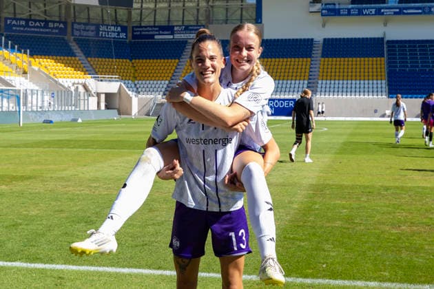 2. Frauen-Bundesliga: FC Carl Zeiss Jena vs. SGS Essen; Jena; 08.08.2026 Vanessza Nagy ( 13; SGS Essen) hält Lany Mia Bäcker ( 26; SGS Essen) fest 2. Frauen-Bundesliga: FC Carl Zeiss Jena vs. SGS Essen; ad hoc arena im Ernst-Abbe-Sportfeld; 08.08.2026 *** Women s Bundesliga 2: FC Carl Zeiss Jena vs. SGS Essen, Jena, August 8, 2026; Vanessza Nagy 13, SGS Essen; Lany Mia Bäcker 26, SGS Essen; Women s Bundesliga 2: FC Carl Zeiss Jena vs. SGS Essen, ad hoc arena at Ernst Abbe Sportfeld, August 8, 2026 Copyright: xBEAUTIFULxSPORTS Duehringx