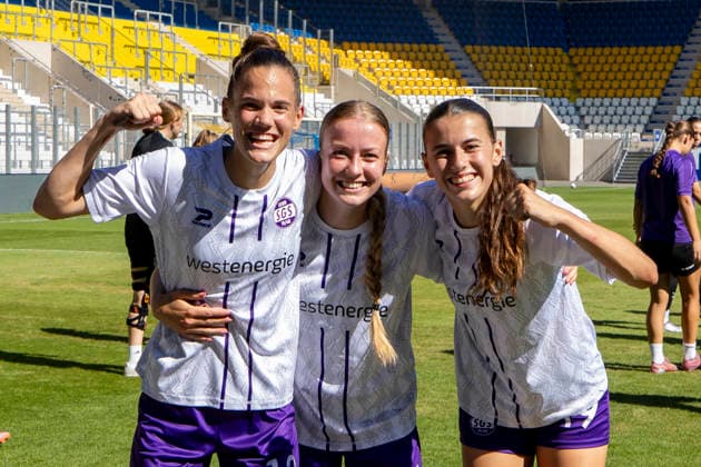 2. Frauen-Bundesliga: FC Carl Zeiss Jena vs. SGS Essen; Jena; 08.08.2026 von links, Vanessza Nagy ( 13; SGS Essen), Lany Mia Bäcker ( 26; SGS Essen) und Selina Maria Albrecht ( 19; SGS Essen) 2. Frauen-Bundesliga: FC Carl Zeiss Jena vs. SGS Essen; ad hoc arena im Ernst-Abbe-Sportfeld; 08.08.2026 *** Women s Bundesliga Match: FC Carl Zeiss Jena vs. SGS Essen, Jena, August 8, 2026. From left: Vanessza Nagy 13 (SGS Essen), Lany Mia Bäcker 26 (SGS Essen), and Selina Maria Albrecht 19 (SGS Essen). Women s Bundesliga Match: FC Carl Zeiss Jena vs. SGS Essen at the ad hoc arena at Ernst Abbe Sportfeld, August 8, 2026 Copyright: xBEAUTIFULxSPORTS Duehringx