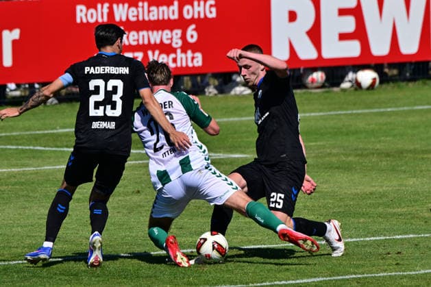 08.08.2026, GER, Freundschaftsspiel SV Werder Bremen vs Paderborn Fussball, Saison 2026 2027), 1.FBL Raphael Obermair (SC Paderborn 07 23) Cedric Itten (Werder Bremen 26); Tjark Scheller (SC Paderborn 07 25) Oythe Stadion am Oyther Berg Niedersachsen Deutschland *** August 8, 2026, GER, Friendly Match: SV Werder Bremen vs. Paderborn, 2026–2027 Season, 1 FBL Raphael Obermair, SC Paderborn 07; 23 Cedric Itten, Werder Bremen; 26 Tjark Scheller, SC Paderborn 07; 25 Oythe Stadium on Oyther Berg, Lower Saxony, Germany Copyright: xnordphotoxGmbHx xKFOTOx