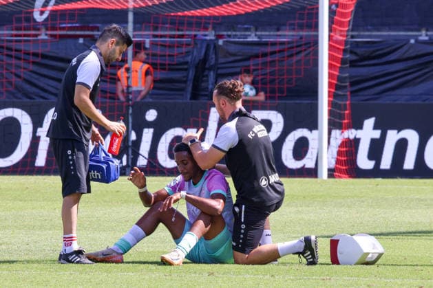 Namrud Embaye (Wuerzburger Kickers, Nr.6) wird am Kopf nach enem Zusmmenstoss behandelt, kann jedoch weiterspielen beim Spiel FC Ingolstadt 04 gegen Wuerzburger Kickers am 08.08.2026, DFB regulations prohibit any use of photographs as image sequences and or quasi-video. GER, Fussball, 3. Liga, Spieltag 1, FC Ingolstadt 04 gegen Wuerzburger Kickers, 08.08.2026, Audi Sportpark Ingolstadt *** Namrud Embaye of Würzburger Kickers, No. 6, receives treatment for a head injury following a collision but is able to continue playing in the match between FC Ingolstadt 04 and Würzburger Kickers on August 8, 2026, DFB regulations prohibit any use of photographs as image sequences and or quasi-video. GER, Soccer, 3. Liga, Matchday 1, FC Ingolstadt 04 vs. Würzburger Kickers, August 8, 2026, Audi Sportpark Ingolstadt Copyright: xEibner-Pressefoto OliverxSTRISCHx EP-OSH