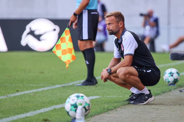Trainer Micheal Schiele (Cheftrainer Wuerzburger Kickers) bleibt waehrend dem ganzen Spiel sehr ruhig beim Spiel FC Ingolstadt 04 gegen Wuerzburger Kickers am 08.08.2026, DFB regulations prohibit any use of photographs as image sequences and or quasi-video. GER, Fussball, 3. Liga, Spieltag 1, FC Ingolstadt 04 gegen Wuerzburger Kickers, 08.08.2026, Audi Sportpark Ingolstadt *** Coach Michael Schiele, head coach of the Würzburger Kickers, remains very calm throughout the entire match between FC Ingolstadt 04 and the Würzburger Kickers on August 8, 2026, DFB regulations prohibit any use of photographs as image sequences and or quasi-video. GER, Soccer, 3. Liga, Matchday 1, FC Ingolstadt 04 vs. Würzburg Kickers, August 8, 2026, Audi Sportpark Ingolstadt Copyright: xEibner-Pressefoto OliverxSTRISCHx EP-OSH