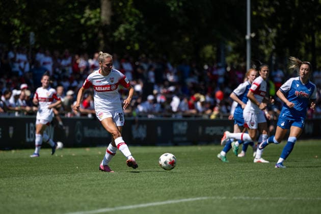 08.08.2026, GER, Fussball, Frauen, Testspiel, Saison 2026 2027, VfB Stuttgart vs TSG 1899 Hoffenheim Janina Hechler ( VfB Stuttgart, 16 ) am Ball, Stuttgart Robert-Schlienz-Stadion Baden-Württemberg Deutschland *** August 8, 2026, GER, Soccer, Women s, Friendly, 2026–2027 Season, VfB Stuttgart vs. TSG 1899 Hoffenheim Janina Hechler VfB Stuttgart, 16 on the ball, Stuttgart Robert Schlienz Stadium Baden-Württemberg Germany Copyright: xNordphoto Memmlerx