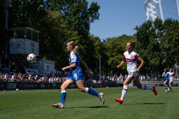 08.08.2026, GER, Fussball, Frauen, Testspiel, Saison 2026 2027, VfB Stuttgart vs TSG 1899 Hoffenheim Ilse Kemper ( Hoffenheim, 18 ) am Ball vor Maximiliane Rall ( VfB Stuttgart, 08 ), Stuttgart Robert-Schlienz-Stadion Baden-Württemberg Deutschland *** August 8, 2026, GER, Soccer, Women, Friendly, 2026–2027 Season, VfB Stuttgart vs. TSG 1899 Hoffenheim: Ilse Kemper (Hoffenheim) has the ball at 6 p.m. in front of Maximiliane Rall (VfB Stuttgart), August 8, Stuttgart, Robert Schlienz Stadium, Baden-Württemberg, Germany Copyright: xNordphoto Memmlerx