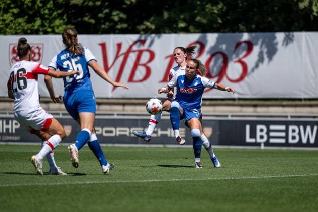 08.08.2026, GER, Fussball, Frauen, Testspiel, Saison 2026 2027, VfB Stuttgart vs TSG 1899 Hoffenheim Laura Gloning ( Hoffenheim, 20 ) im Zweikampf mit Reena Wichmann ( VfB Stuttgart, 28 ), Stuttgart Robert-Schlienz-Stadion Baden-Württemberg Deutschland *** August 8, 2026, GER, Soccer, Women s, Friendly, 2026–2027 Season, VfB Stuttgart vs. TSG 1899 Hoffenheim: Laura Gloning (Hoffenheim, 20) in a tackle with Reena Wichmann (VfB Stuttgart, 28), Stuttgart, Robert Schlienz Stadium, Baden-Württemberg, Germany Copyright: xNordphoto Memmlerx